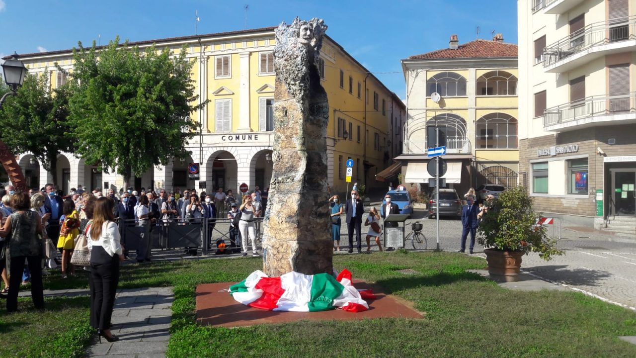 Inaugurata la stele in memoria di Costantino Nigra | FOTO e VIDEO