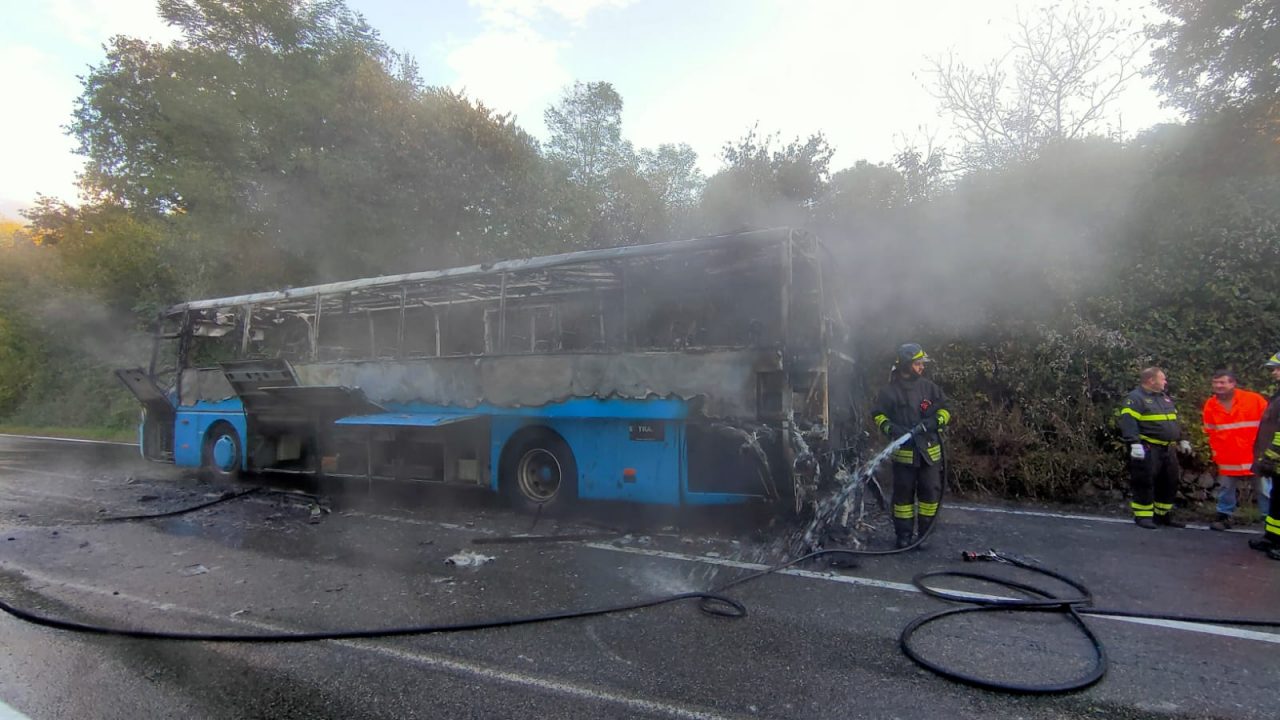 Pullman Gtt a fuoco a Torre Canavese sulla  corsa Rivarolo-Ivrea | FOTO