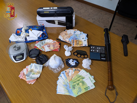 Cocaina nascosta nel fornetto: un arresto in un locale di Torino