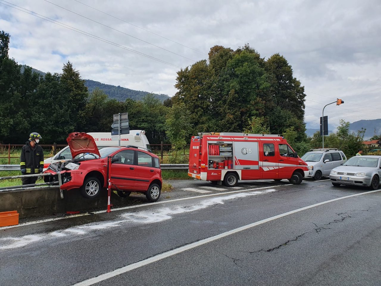 Balangero: asfalto viscido, finisce fuori strada con l’auto