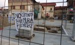 Nole, mura medievali scoperte in piazza. E intanto appare anche uno striscione...