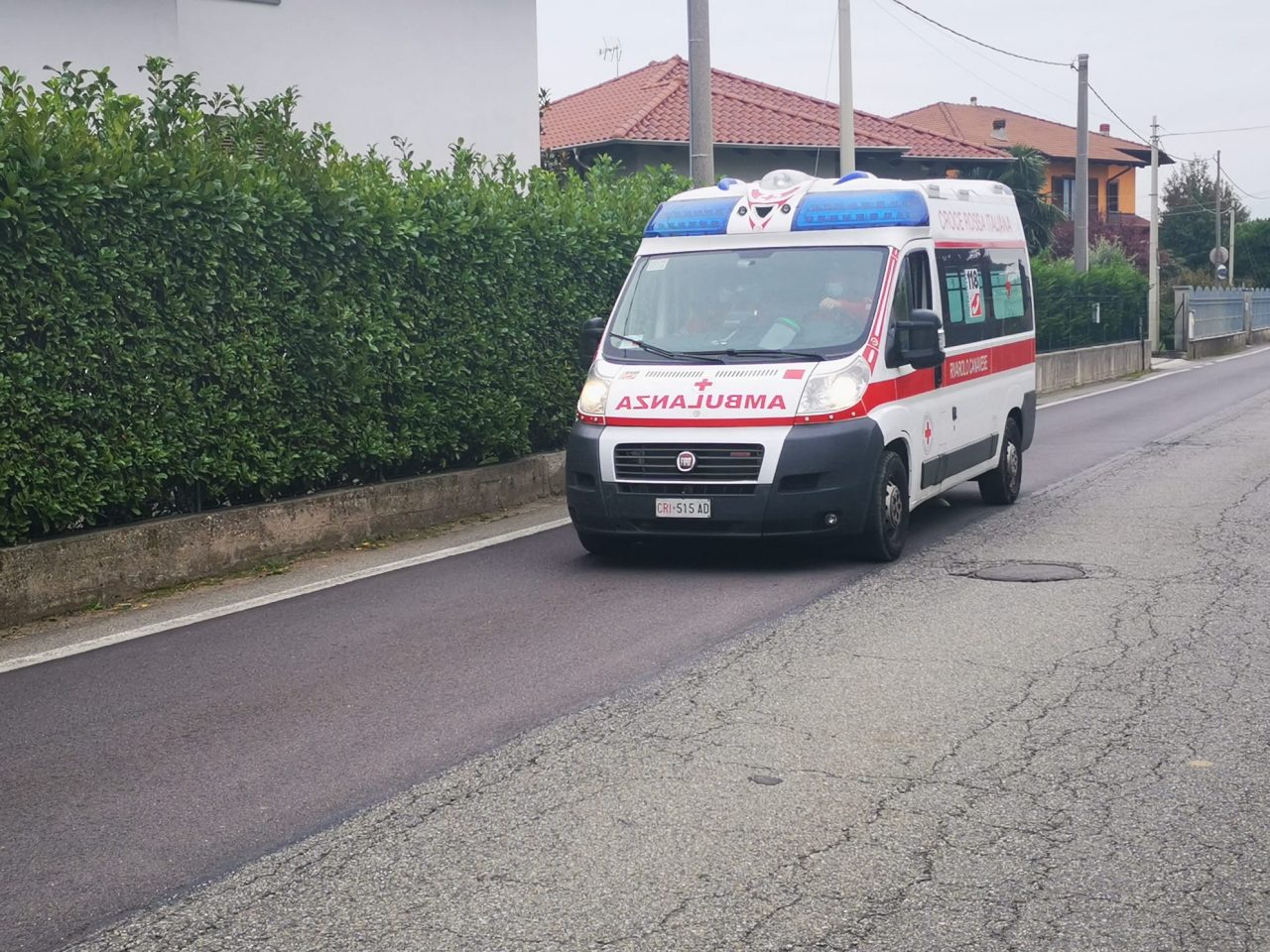 Precipita dal tetto di un’azienda, incidente sul lavoro a Salassa