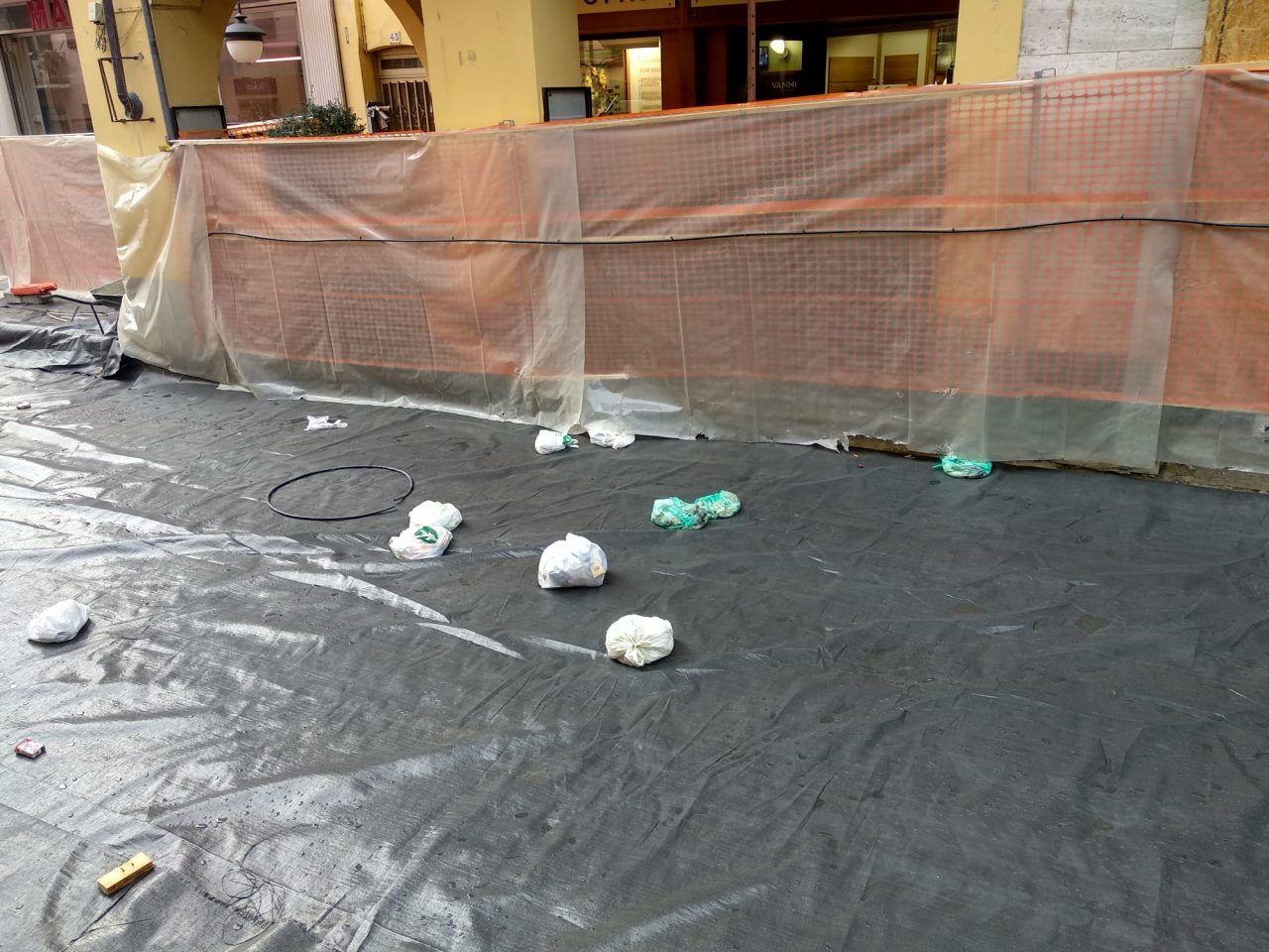 I “maiali” lanciano i rifiuti nel cantiere…