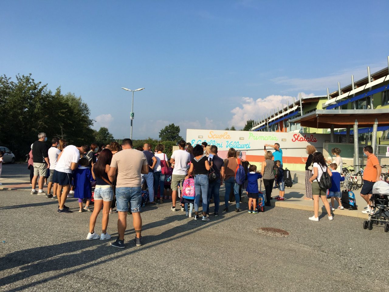 Mascherine obbligatorie fuori dalle scuole piemontesi