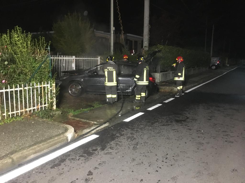 Auto prende fuoco nella notte, macchina distrutta