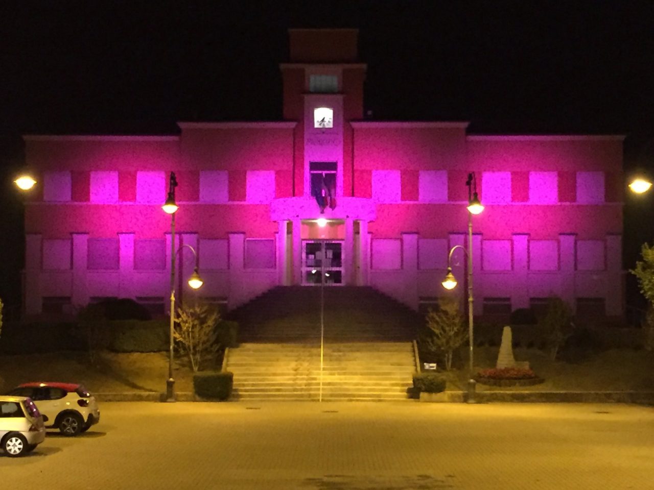 Il Municipio di Bollengo si tinge di rosa per la campagna Lilt