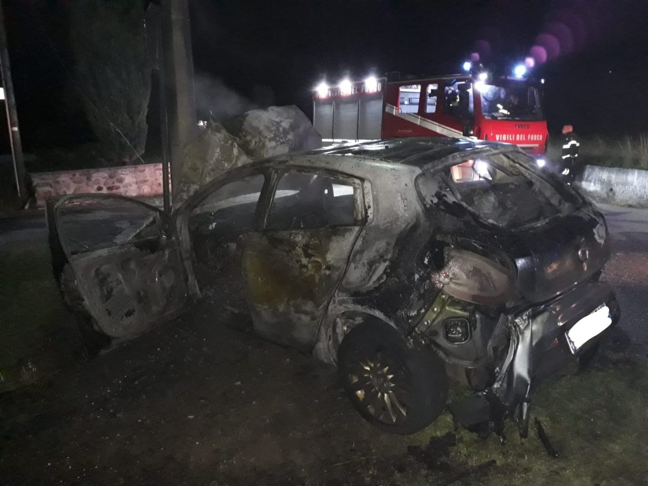 Auto si schianta contro un palo e prende fuoco a Bairo | FOTO