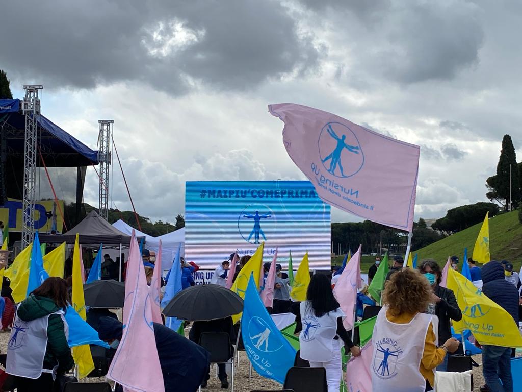 Infermieri e personale sanitario in piazza per protestare