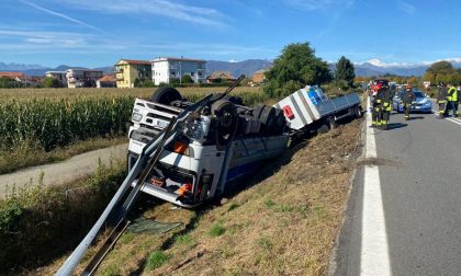Incidente a Caselle: camion che trasporta bombole di ossigeno si ribalta | FOTO