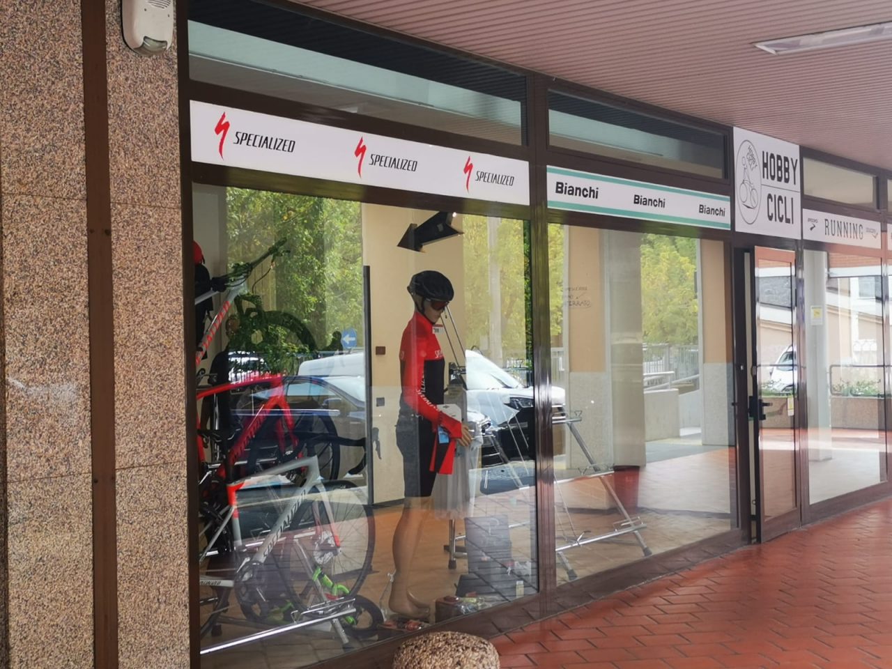 Spaccata nella notte al negozio di biciclette, bottino ingente | FOTO