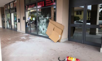 Sfascia la vetrina della pizzeria dei fratelli a cui suo fratello ha sparato | FOTO