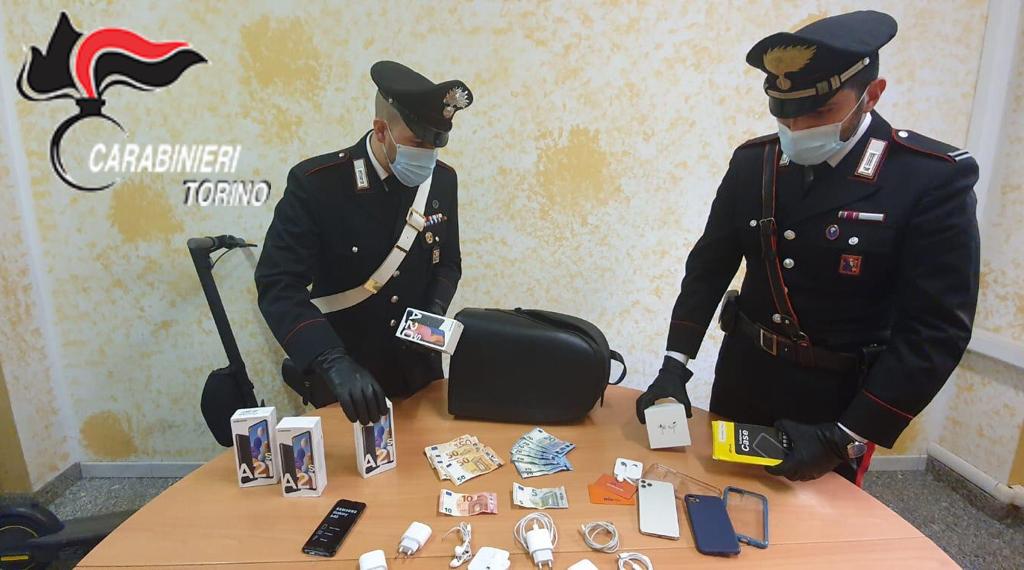 Sfreccia in monopattino al centro commerciale, nello zaino 6 smartphone di ultima generazione
