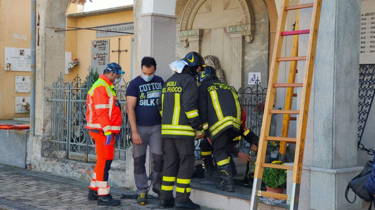 Cade in una tomba, disavventura per una donna al cimitero