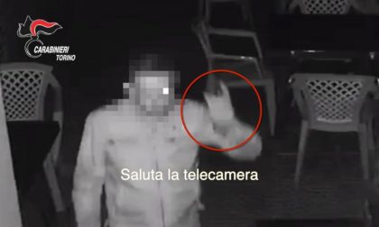 Saluta e fa le corna alla telecamera, beccato il ladro spavaldo