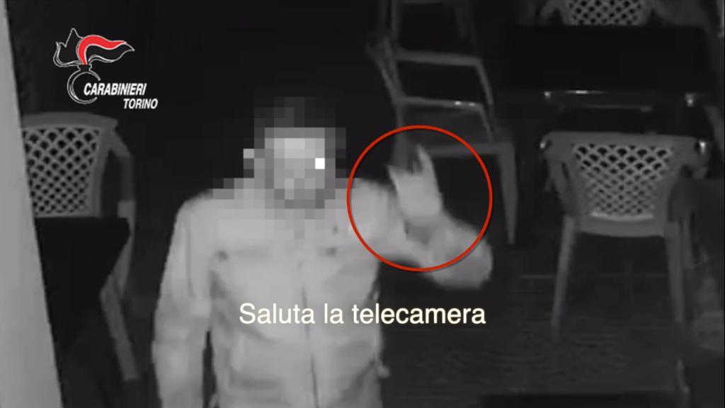 Saluta e fa le corna alla telecamera, beccato il ladro spavaldo