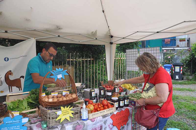 A Fiano inaugurato il mercatino “Strass & Baratt”
