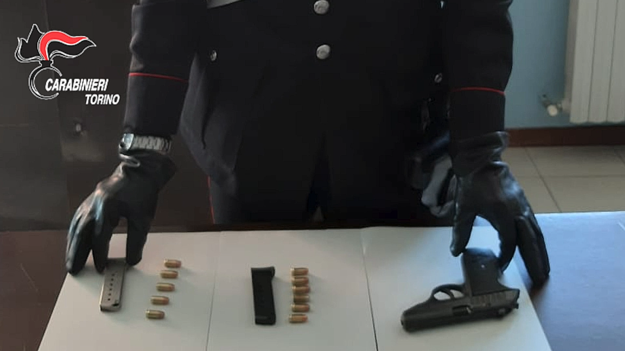 Minaccia un commerciante con una pistola rubata