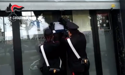 Rissa in un ristorate cinese, clienti si affrontano a colpi di bottiglie e coltelli | VIDEO