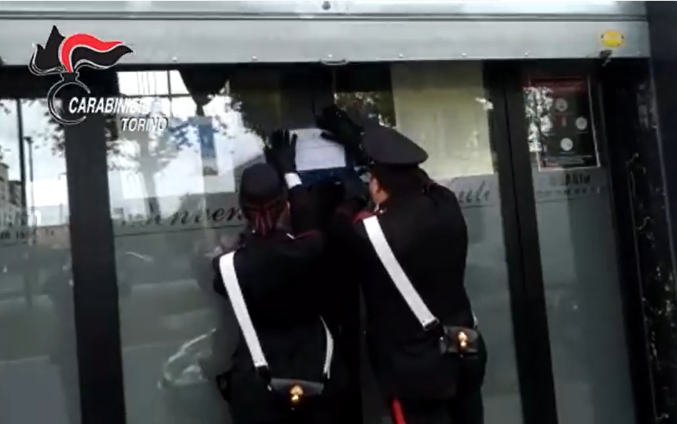 Rissa in un ristorate cinese, clienti si affrontano a colpi di bottiglie e coltelli | VIDEO