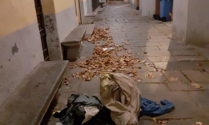 Ancora rifiuti scaricati senza ritegno in via Caviglione