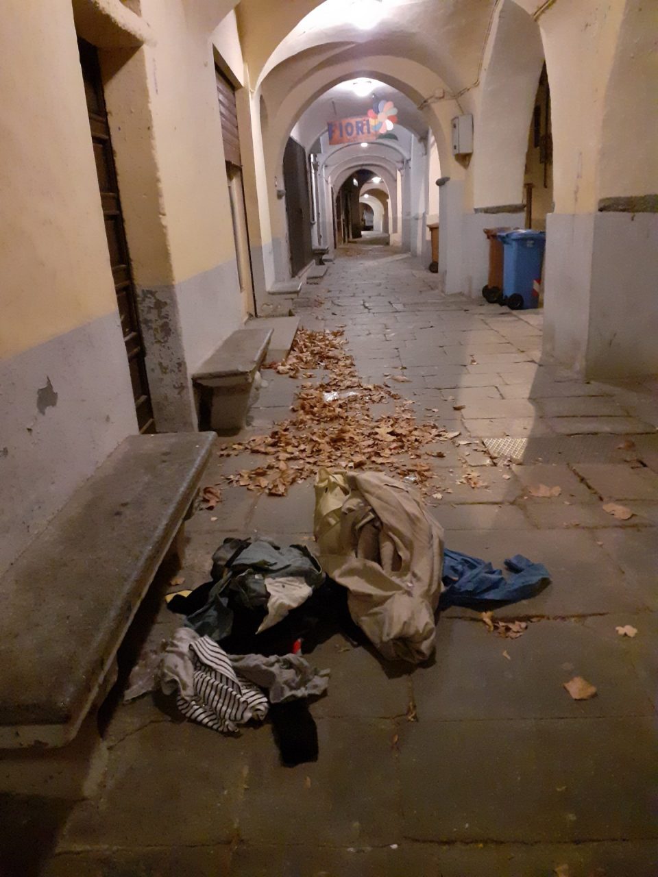 Ancora rifiuti scaricati senza ritegno in via Caviglione