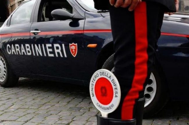 Taglia la strada a un motociclista e fugge: denunciato