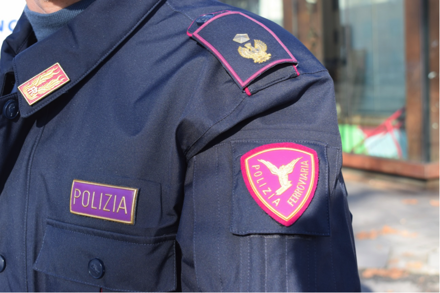 Ragazzo aggrappato al treno sulla Torino-Novara, denunciato