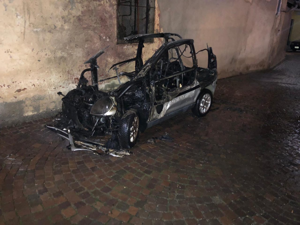 Microcar in fiamme a Balangero, danni ad una abitazione