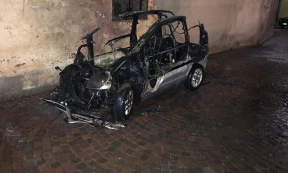 Microcar in fiamme a Balangero, danni ad una abitazione