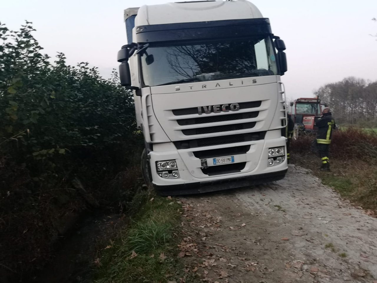 Tradito dal navigatore tir finisce bloccato nello sterrato