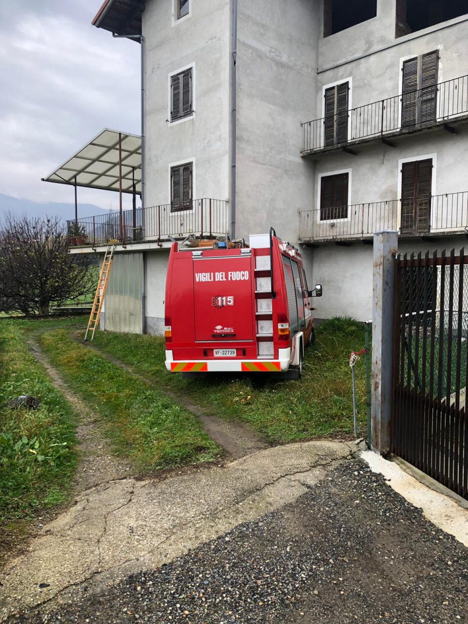 Anziana cade in casa, intervento dei vigili del fuoco e 118