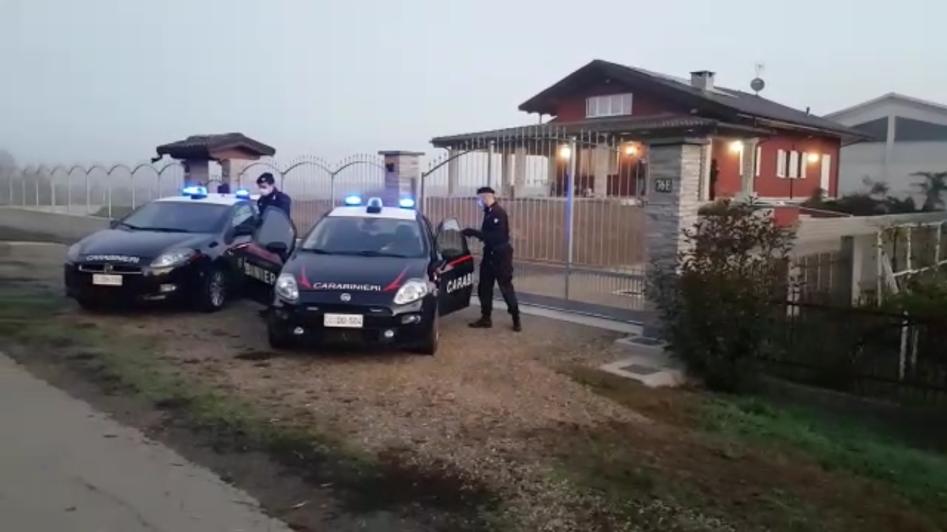 Tragedia a Carignano, 40enne spara a moglie e figli poi si suicida | VIDEO