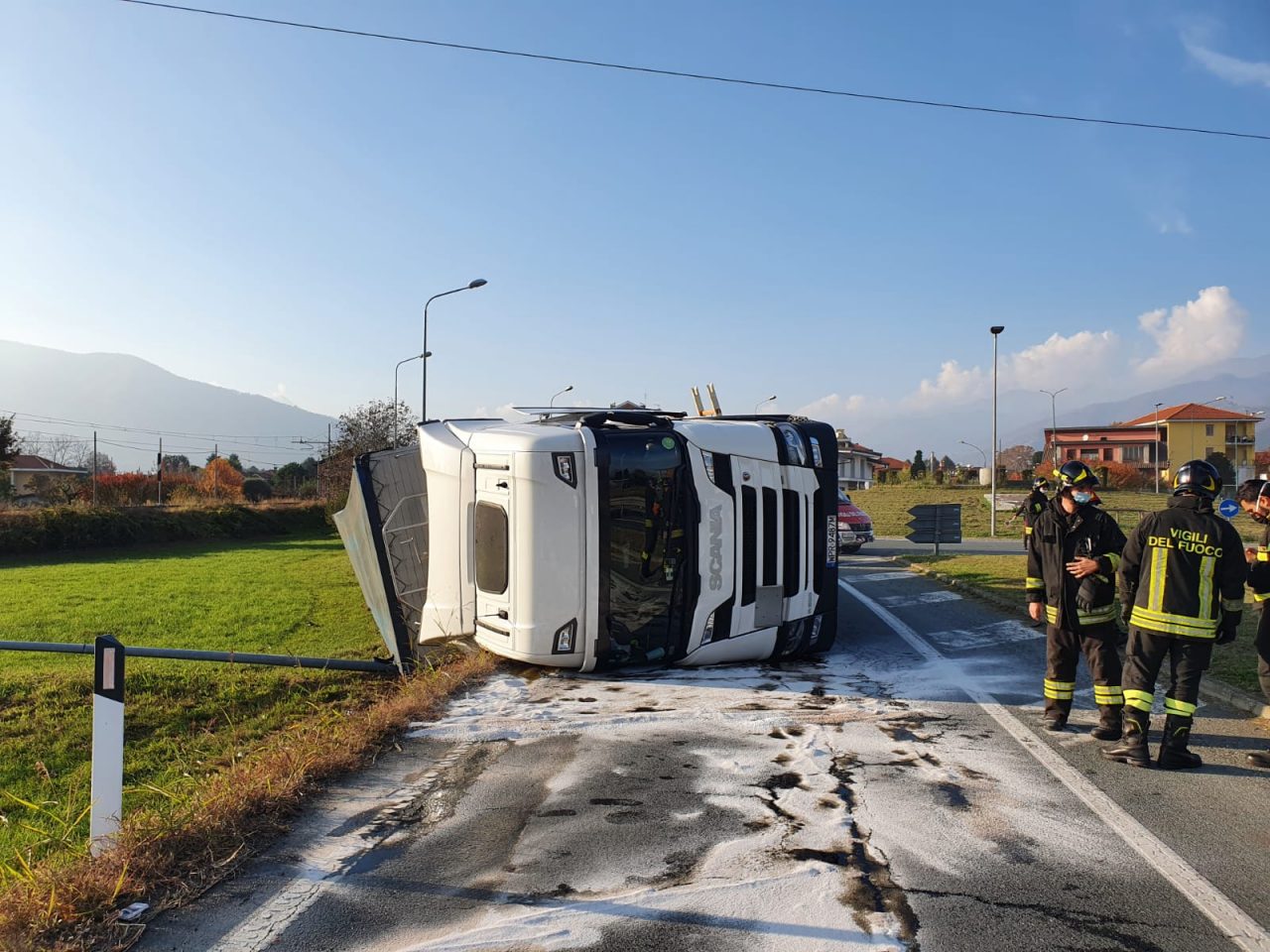 Tir si ribalta a Mathi, autista illeso | FOTO