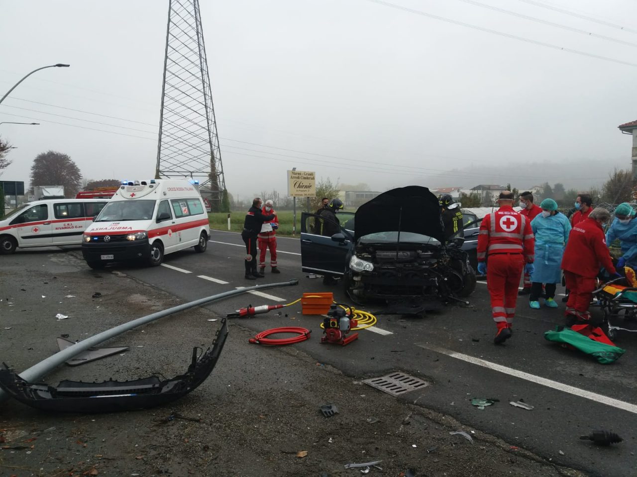 Incidente a Mathi, auto sbanda e abbatte un palo | FOTO