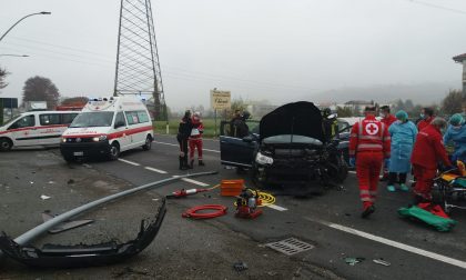 Incidente a Mathi, auto sbanda e abbatte un palo | FOTO