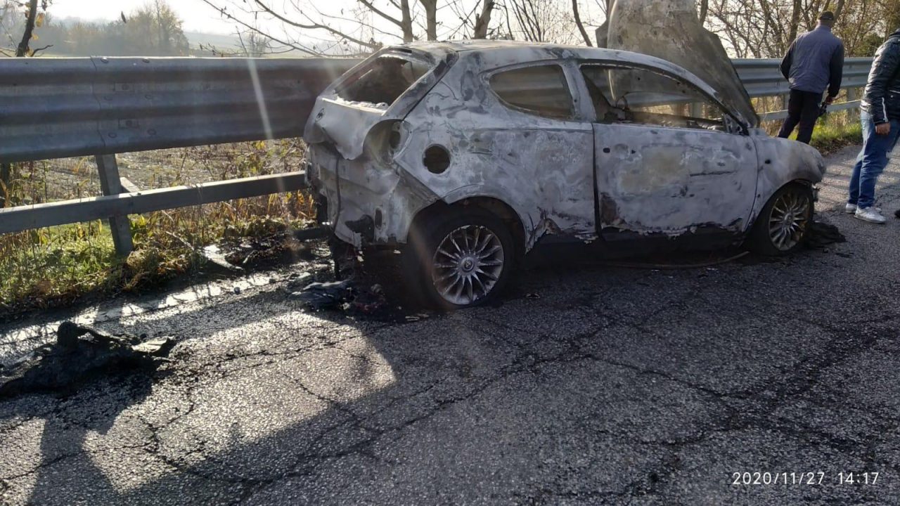 Auto a fuoco durante la marcia, paura a Borgaro