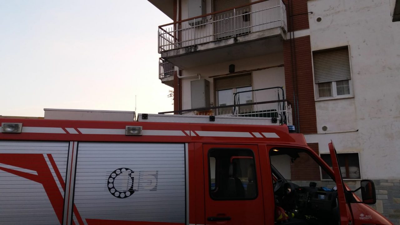Cri e pompieri salvano un anziano caduto solo in casa