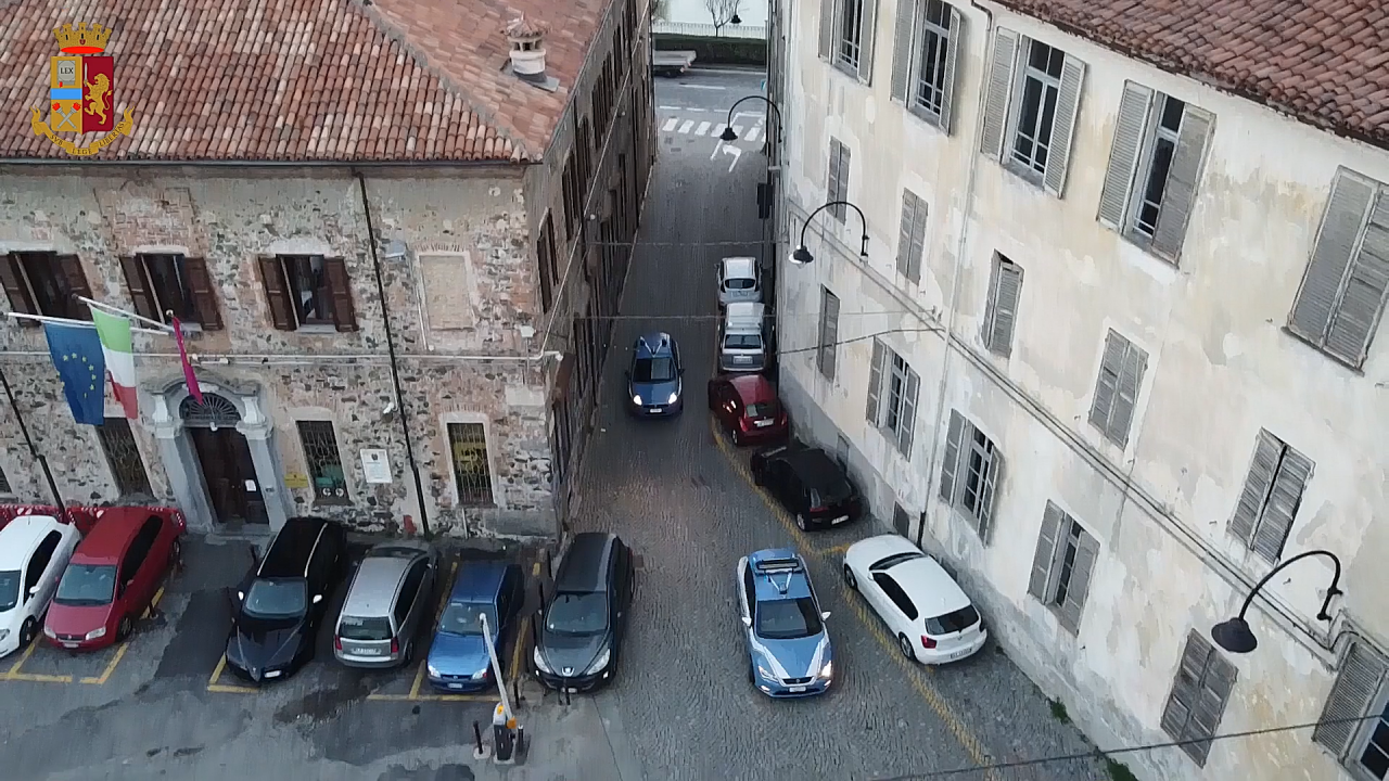 Danneggia auto e aggredisce gli agenti a Ivrea: 26enne arrestato dalla Polizia di Stato