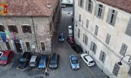 Danneggia auto e aggredisce gli agenti a Ivrea: 26enne arrestato dalla Polizia di Stato