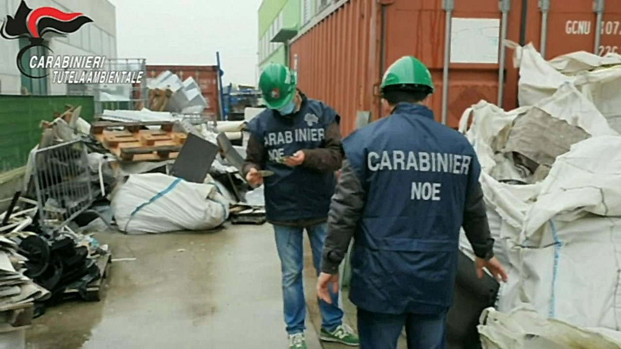 1300 tonnellate di rifiuti pericolosi ammassati in un capannone a San Benigno | VIDEO