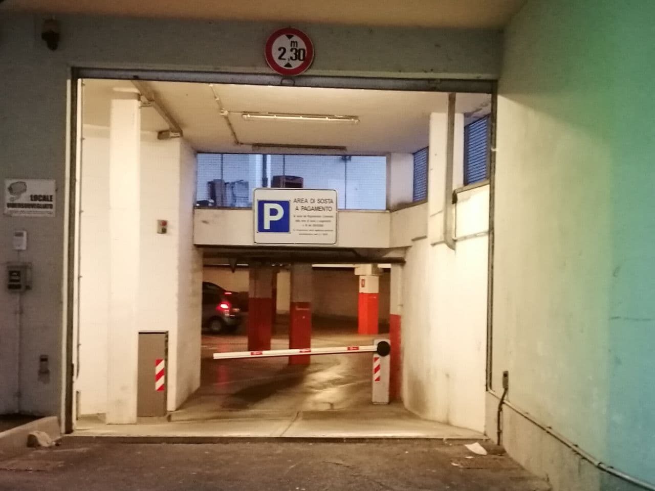 Svuotano un estintore nel parcheggio sotterraneo di Volpiano: denunciati