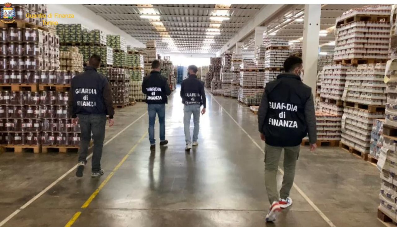 Prodotti alimentari con false etichette made in Italy, maxi sequestro della Finanza