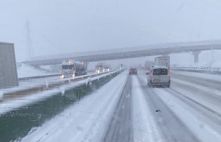 Code e rallentamenti in A4 e A21: troppa neve e mezzo in avaria