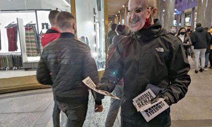 No Amazon singolare protesta in maschera