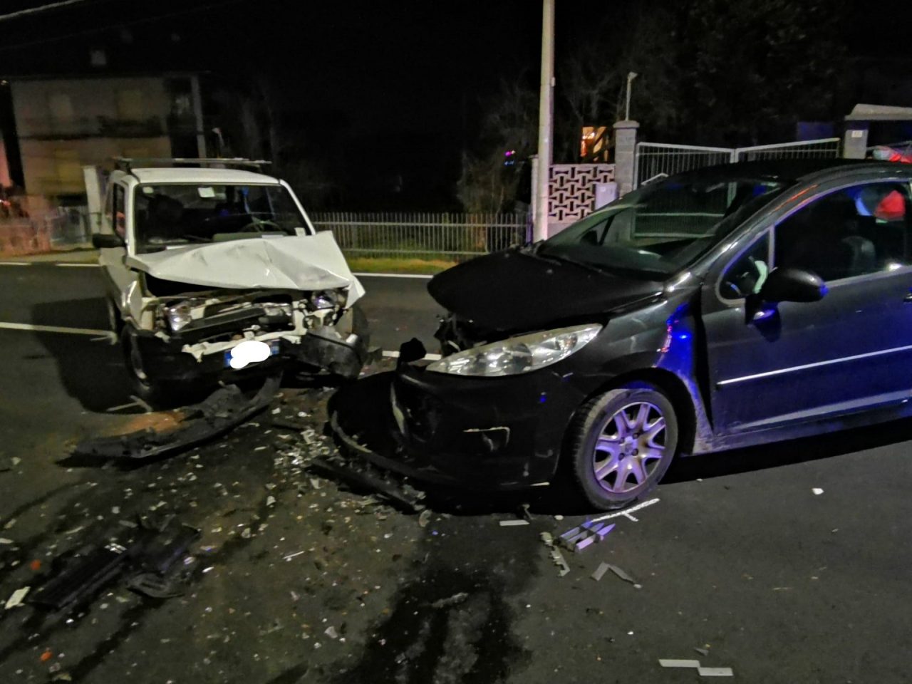 Scontro frontale a Busano, ferita una ragazza | FOTO