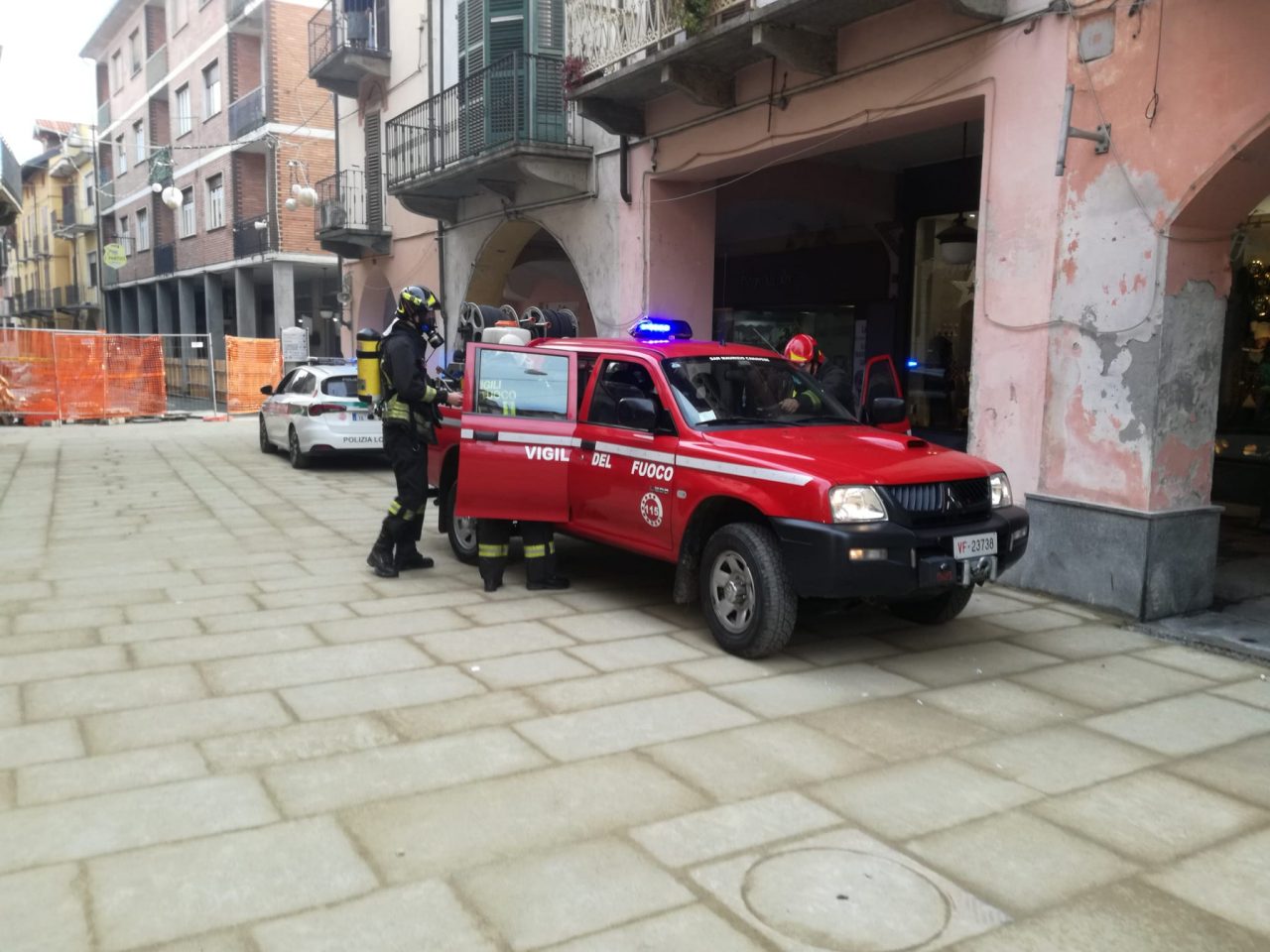 Principio di incendio in un negozio in pieno centro a Ciriè | FOTO