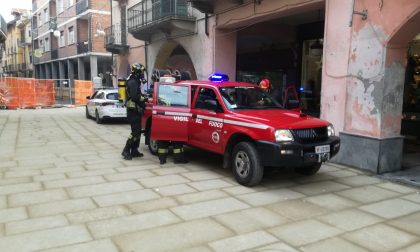 Principio di incendio in un negozio in pieno centro a Ciriè | FOTO