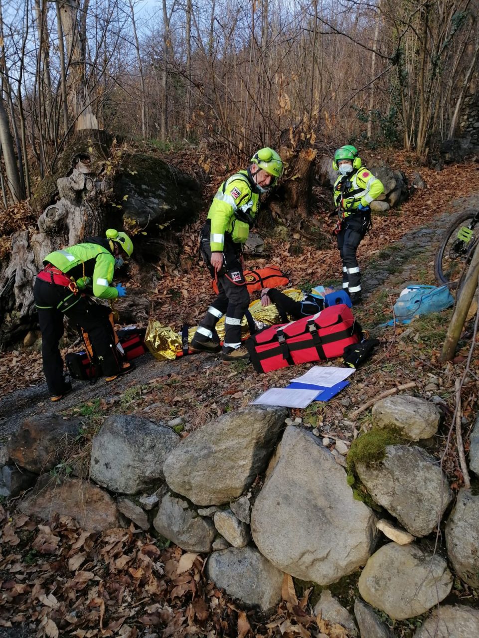 Ciclista scivola lungo la mulattiera che porta ad Andrate, intervento del 118 e Soccorso alpino
