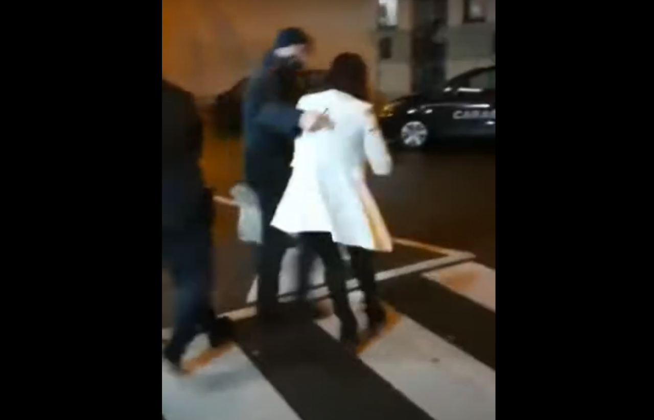Controlli dei carabinieri in un bar di Borgaro, momenti concitati e il video finisce sui social