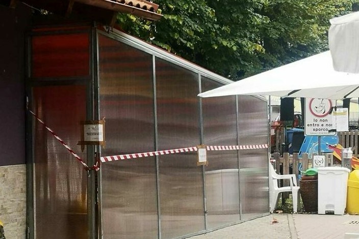 Chiosco Prato Fiera chiuso per abuso edilizio